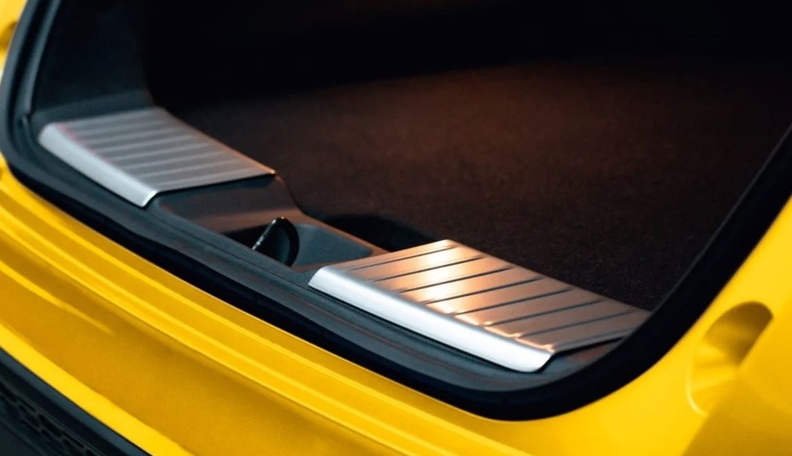 Накладки порогу багажника JUKE F16B, сріблястий колір (35200)