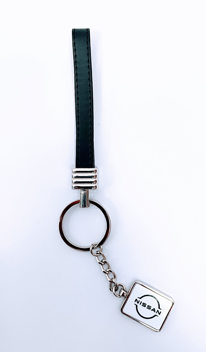 Брелок Nissan, прямокутний з чорним ремінцем (41530)