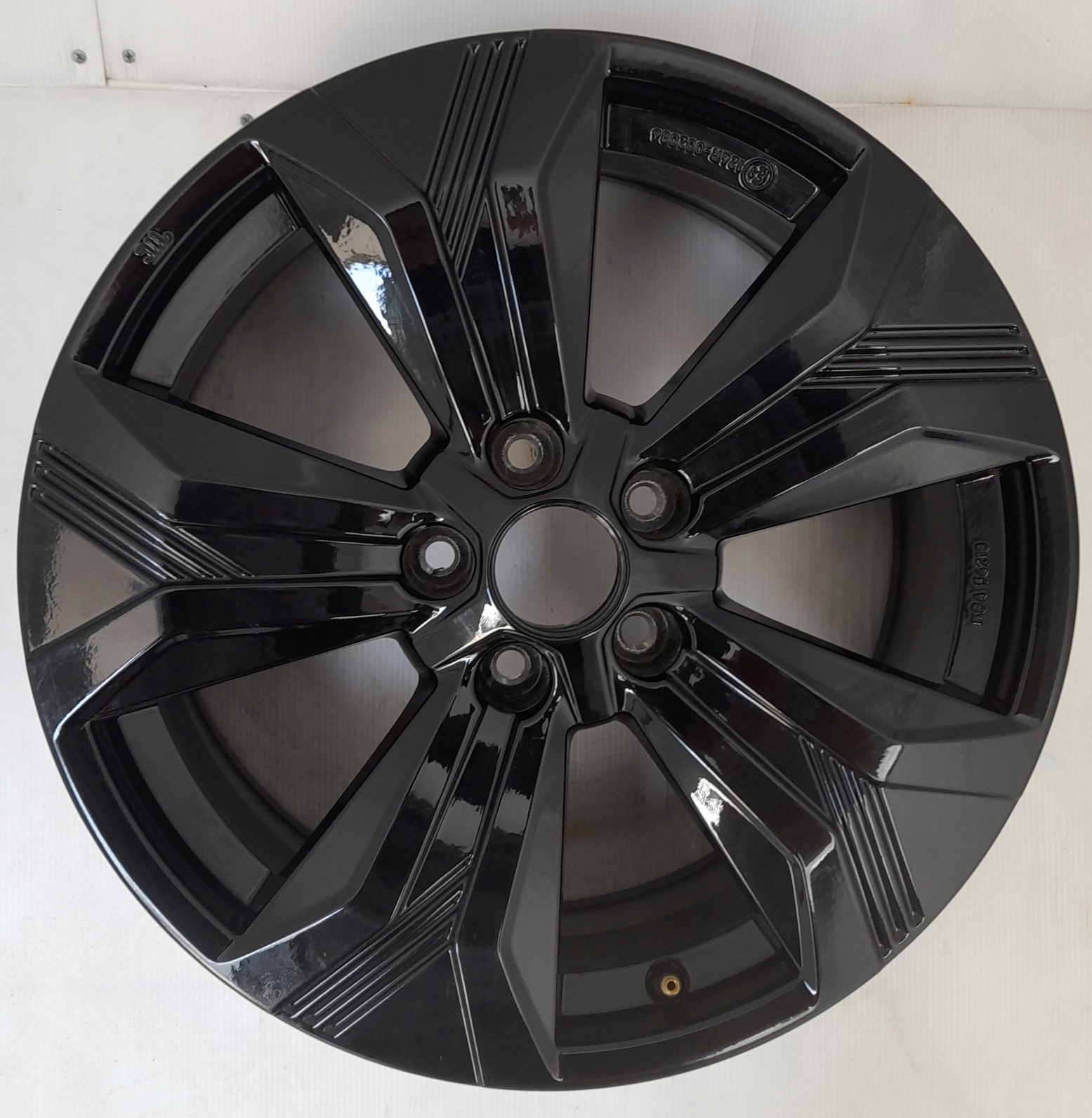 Диск легкосплавний оригінальний 18" WRW, чорний з центральним ковпачком (37633)