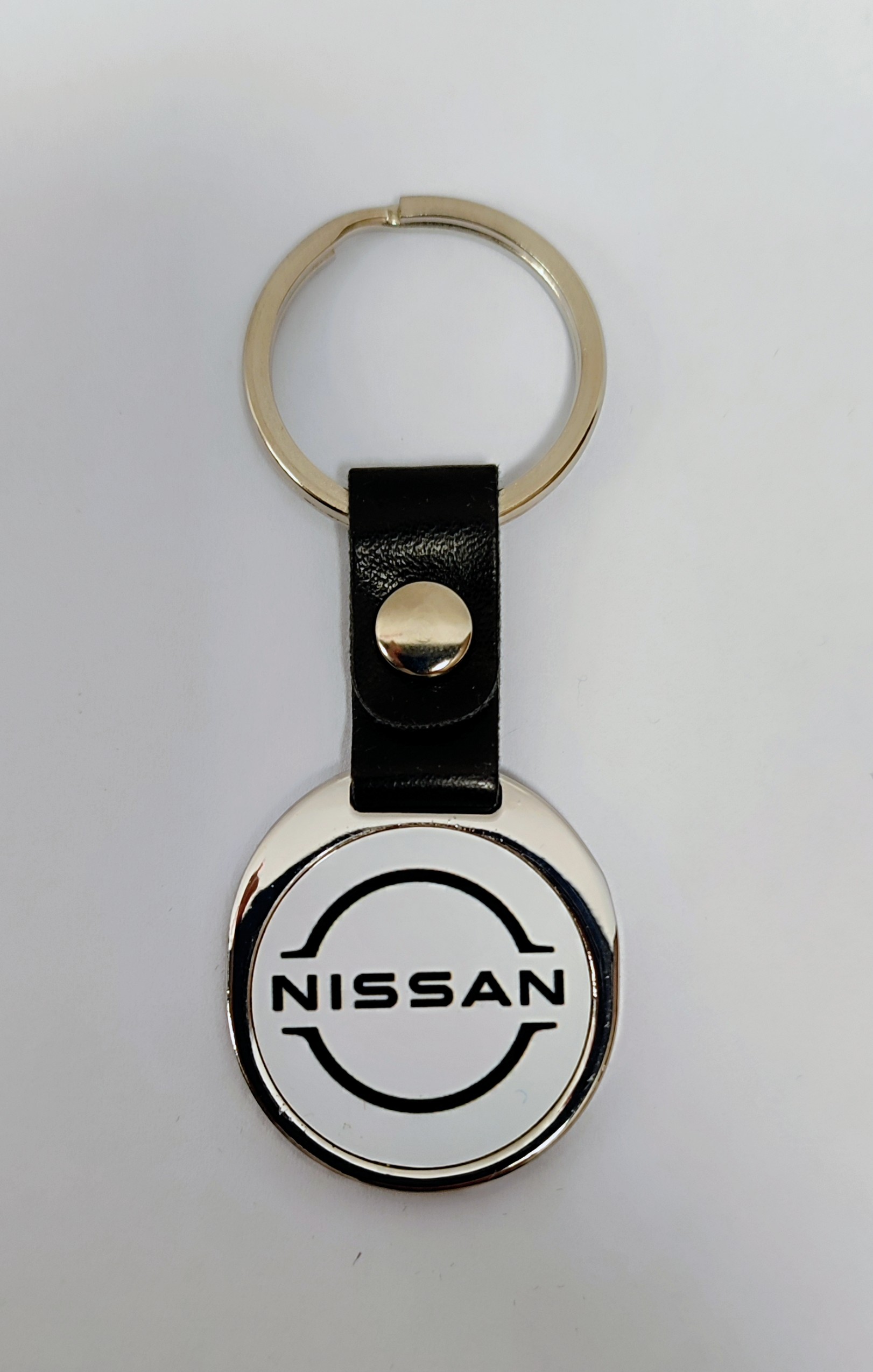 Брелок Nissan, білий круглий металевий із чорною шкірою, d=27 мм (43675)