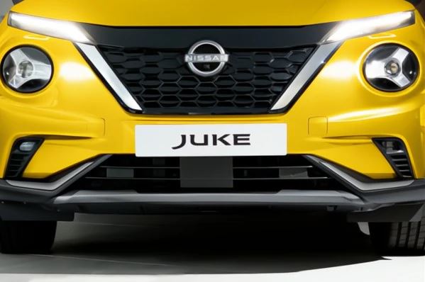 Накладка на передній бампер нижня, срібляста JUKE F16 (35209)