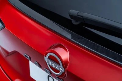 Накладка на двері багажника (Sport Pack - Carbon) Nissan Qashqai J12 (37624)